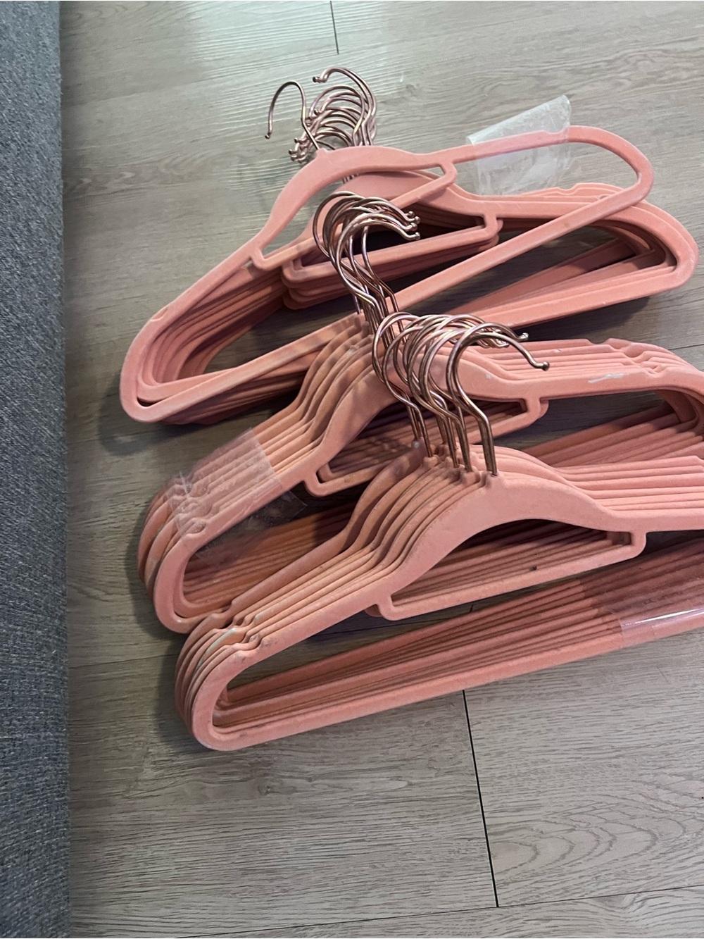 40 Velvet Clothes Hangers - Pink - Picture 3 of 4